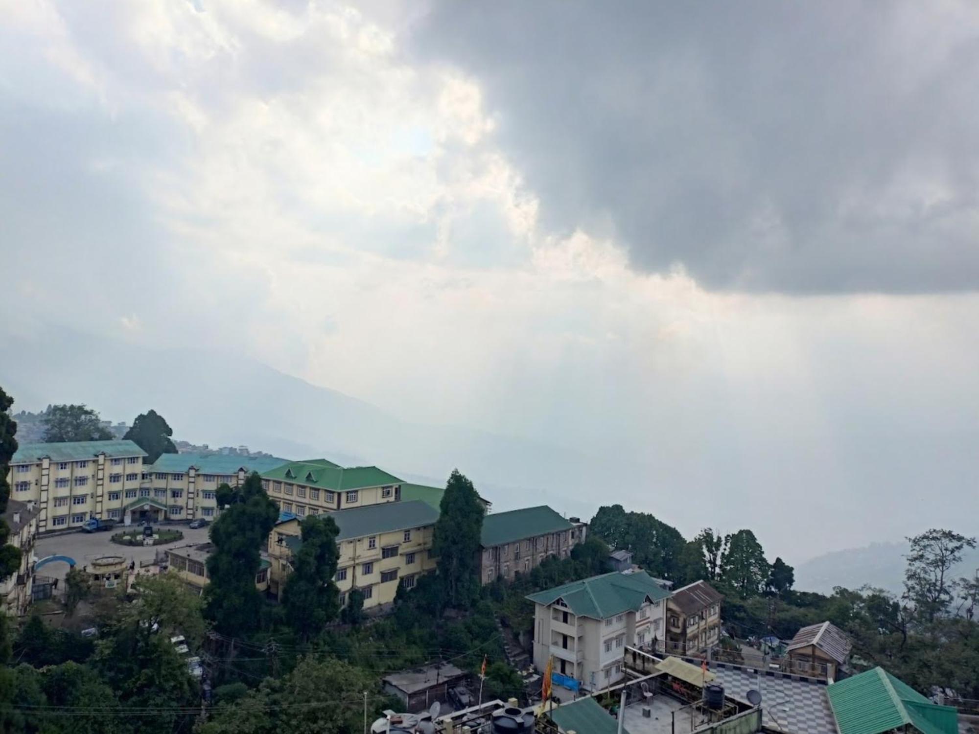 Hotel Pitstop Darjeeling - Excellent Service Recommended & Couple Friendly