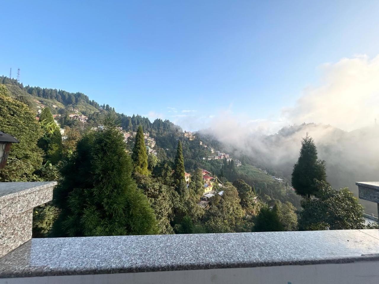 Norbu Khangsar * Darjeeling (West Bengal)
