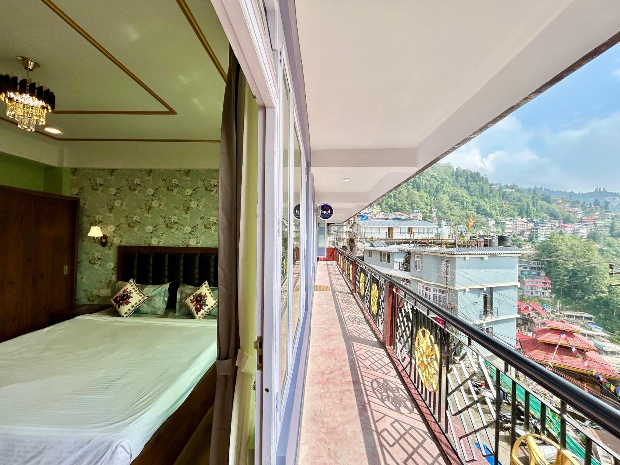 Yepplo's Luxury Deluxe With Mountain View Bed & Breakfast *