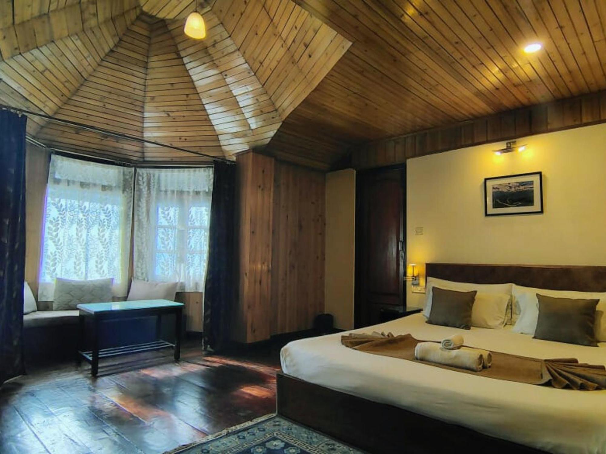 Everest Hotel