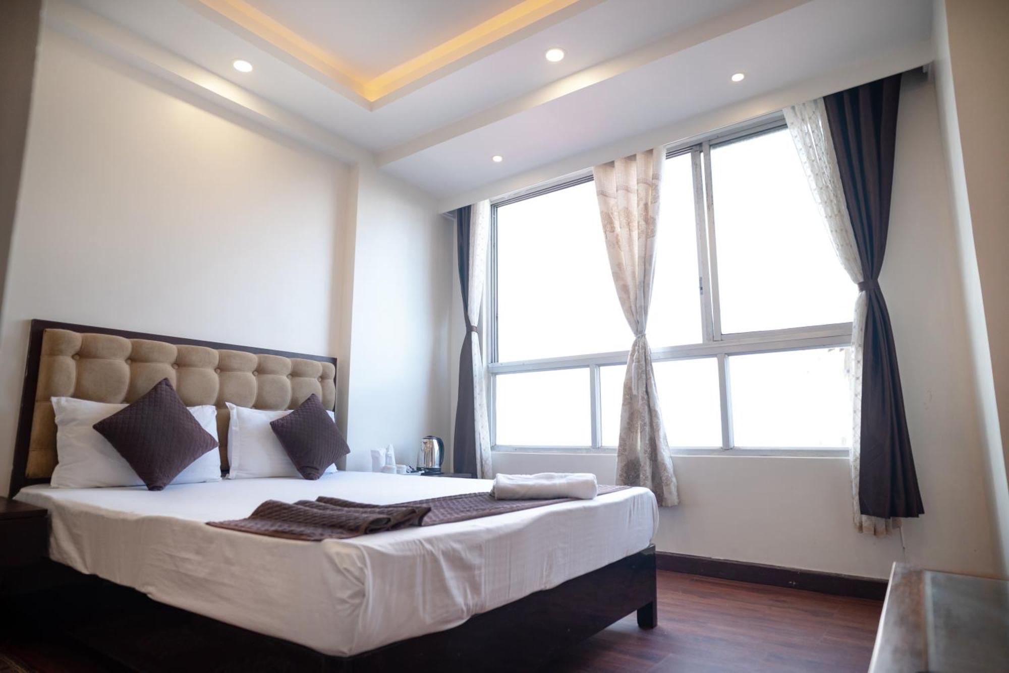 Hotel Highlander's By Ivy Group Of 3*