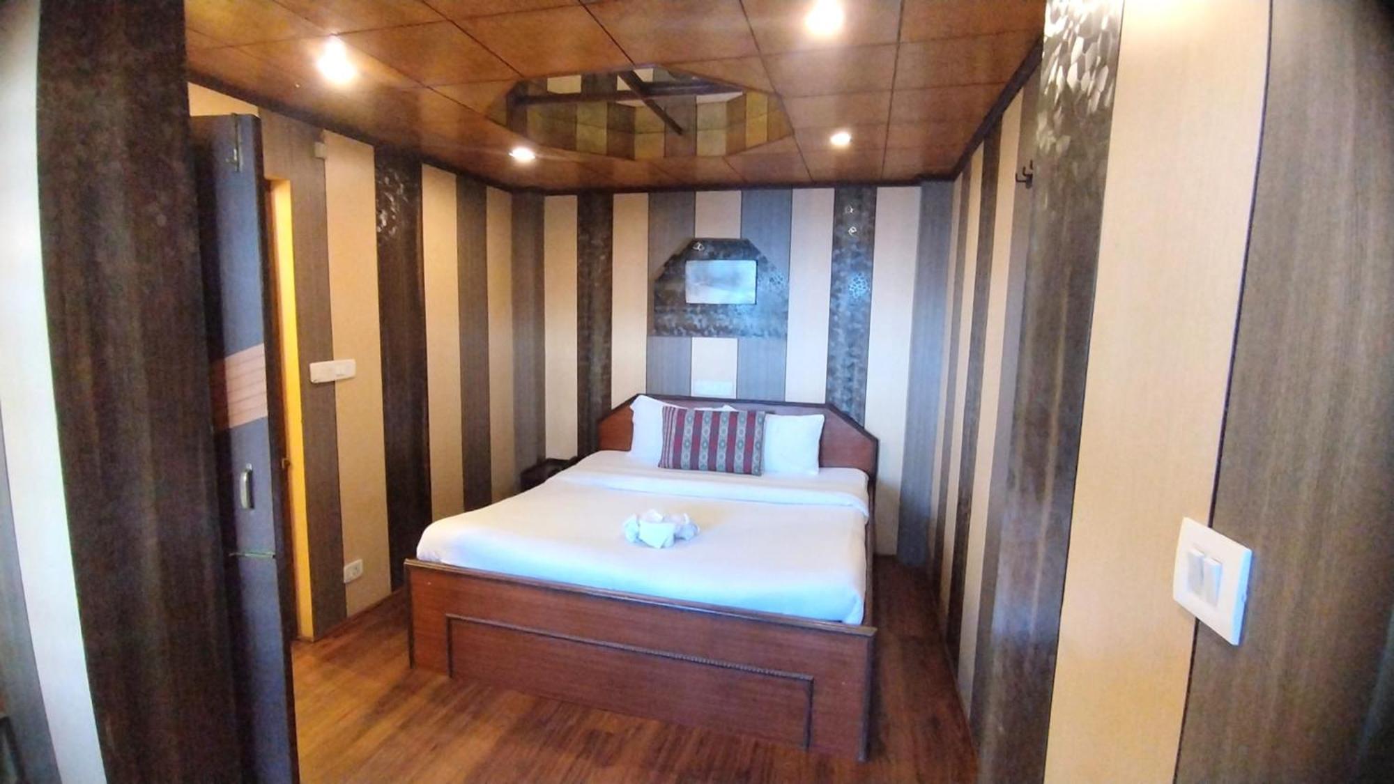 V Boot Broadway Mall Road Darjeeling - Restaurant - Perfect Location With A Luxury Collection
