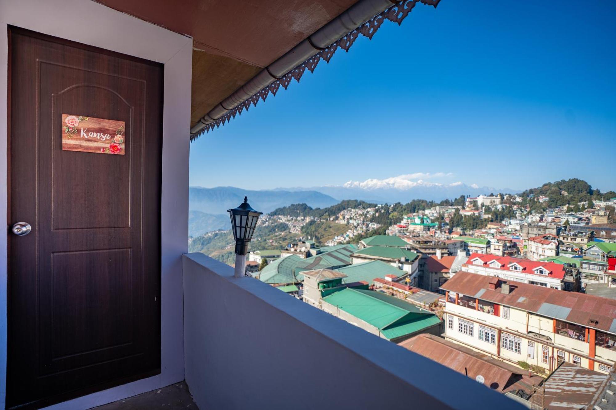 Monratino Himadrie -2 Mins Walk From Mall Road - Have Kanchenjunga Mountain View Bed & Breakfast