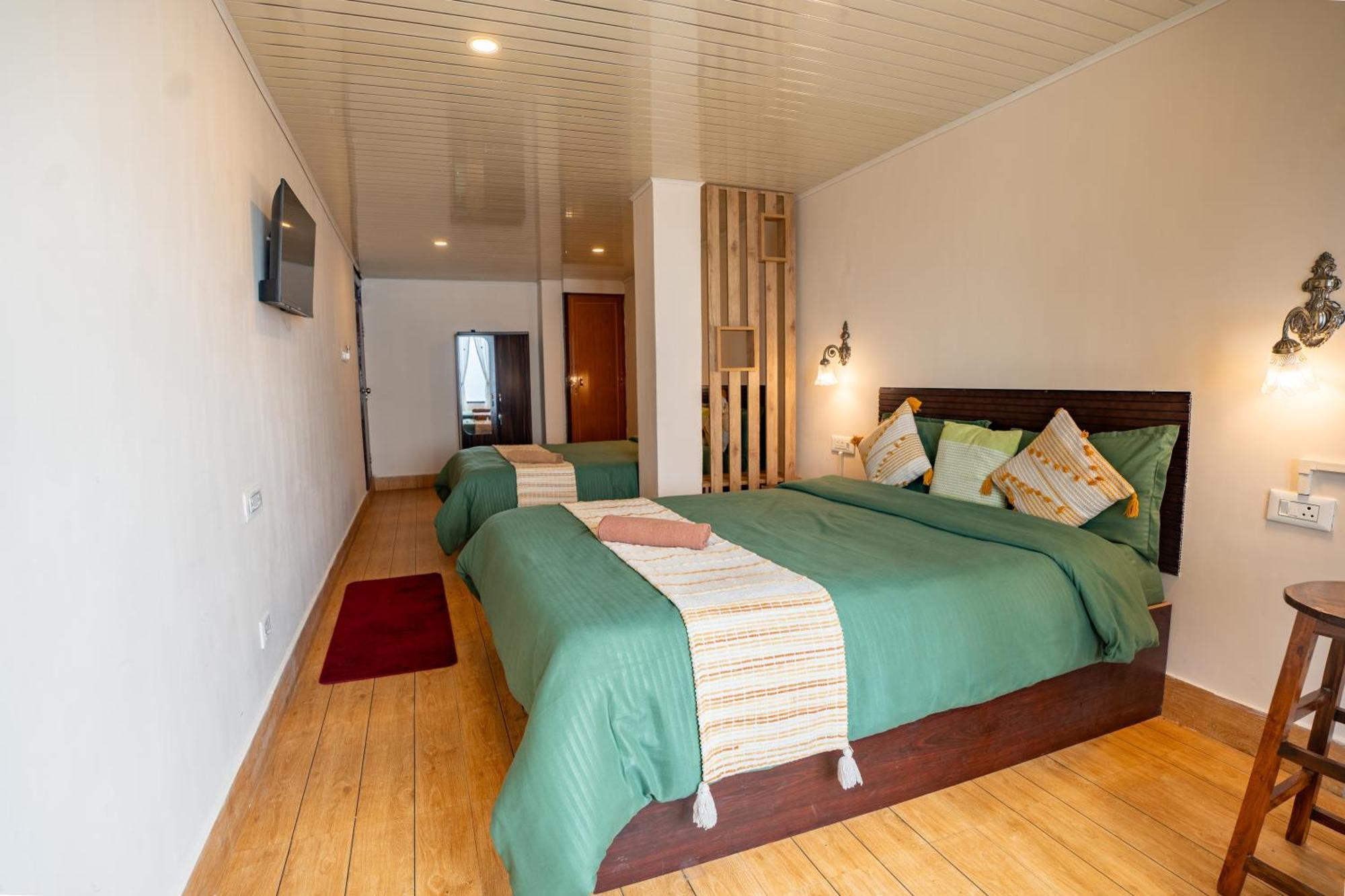 Monratino Himadrie -2 Mins Walk From Mall Road - Have Kanchenjunga Mountain View Bed & Breakfast *