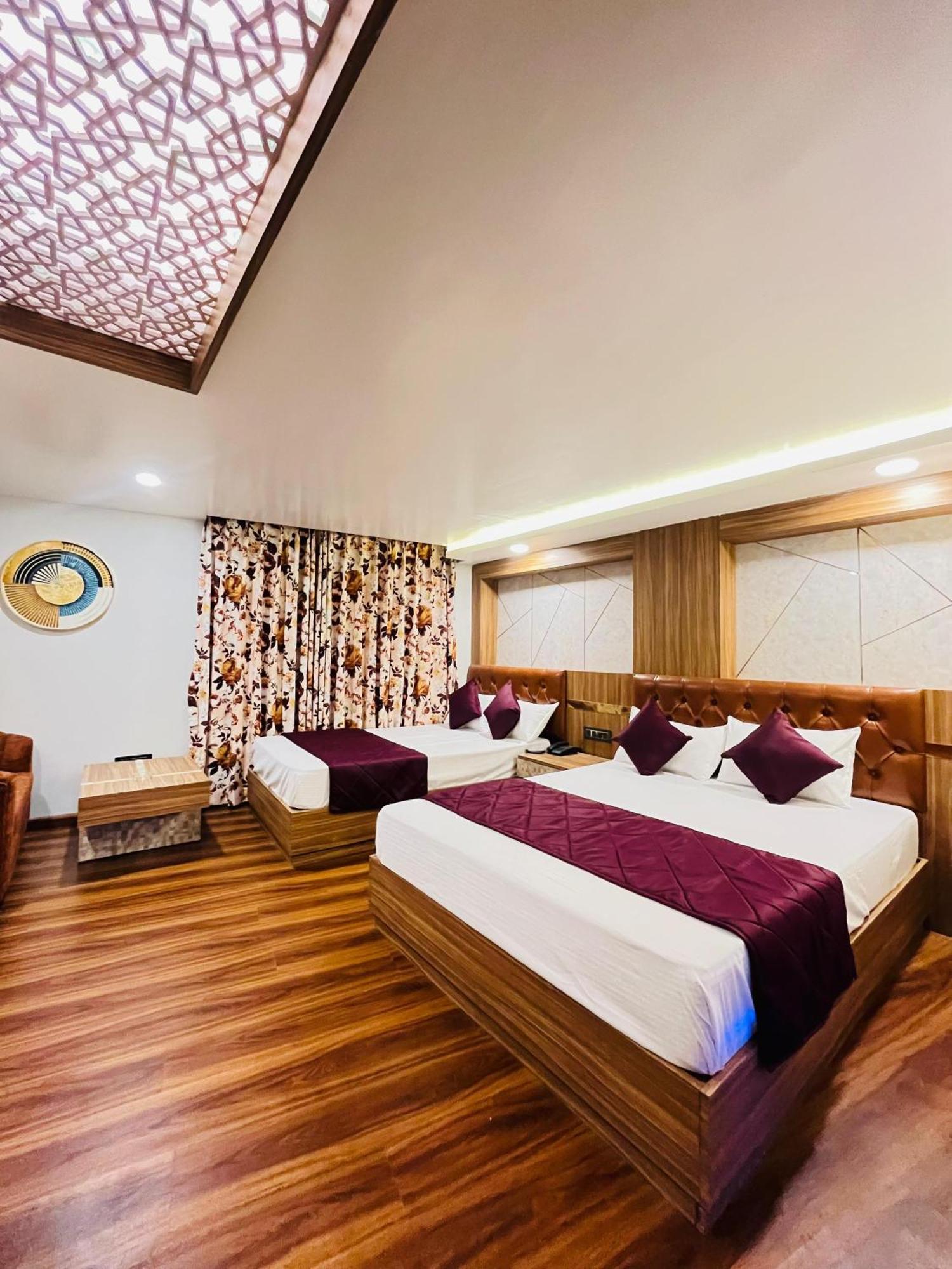 Luxury At Broadway Boutique Mall Road Chowrasta Near Mahakal Temple Hotel 3*