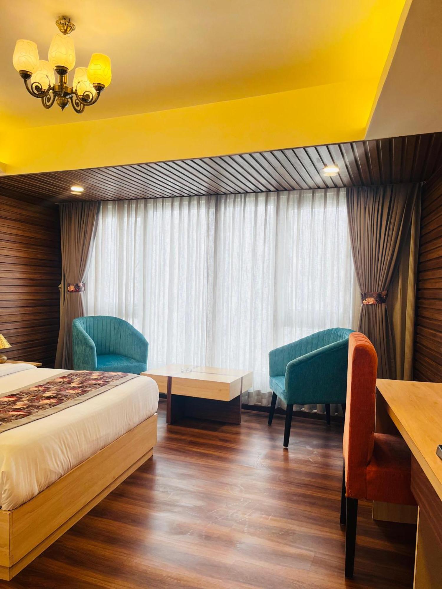 Hotel Luxury At Broadway Boutique Mall Road Chowrasta Near Mahakal Temple Darjeeling (West Bengal)