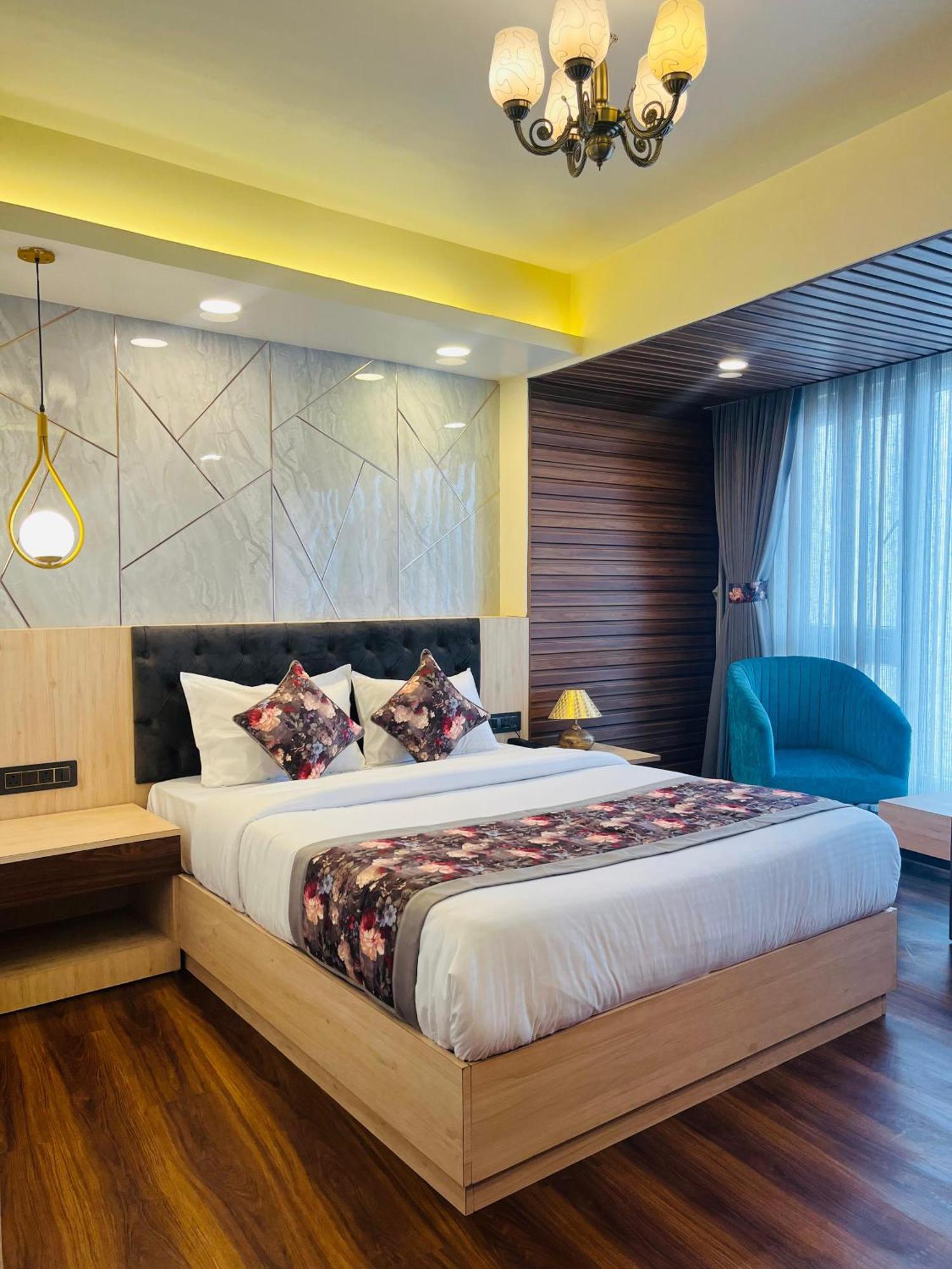Luxury At Broadway Boutique Mall Road Chowrasta Near Mahakal Temple 3*