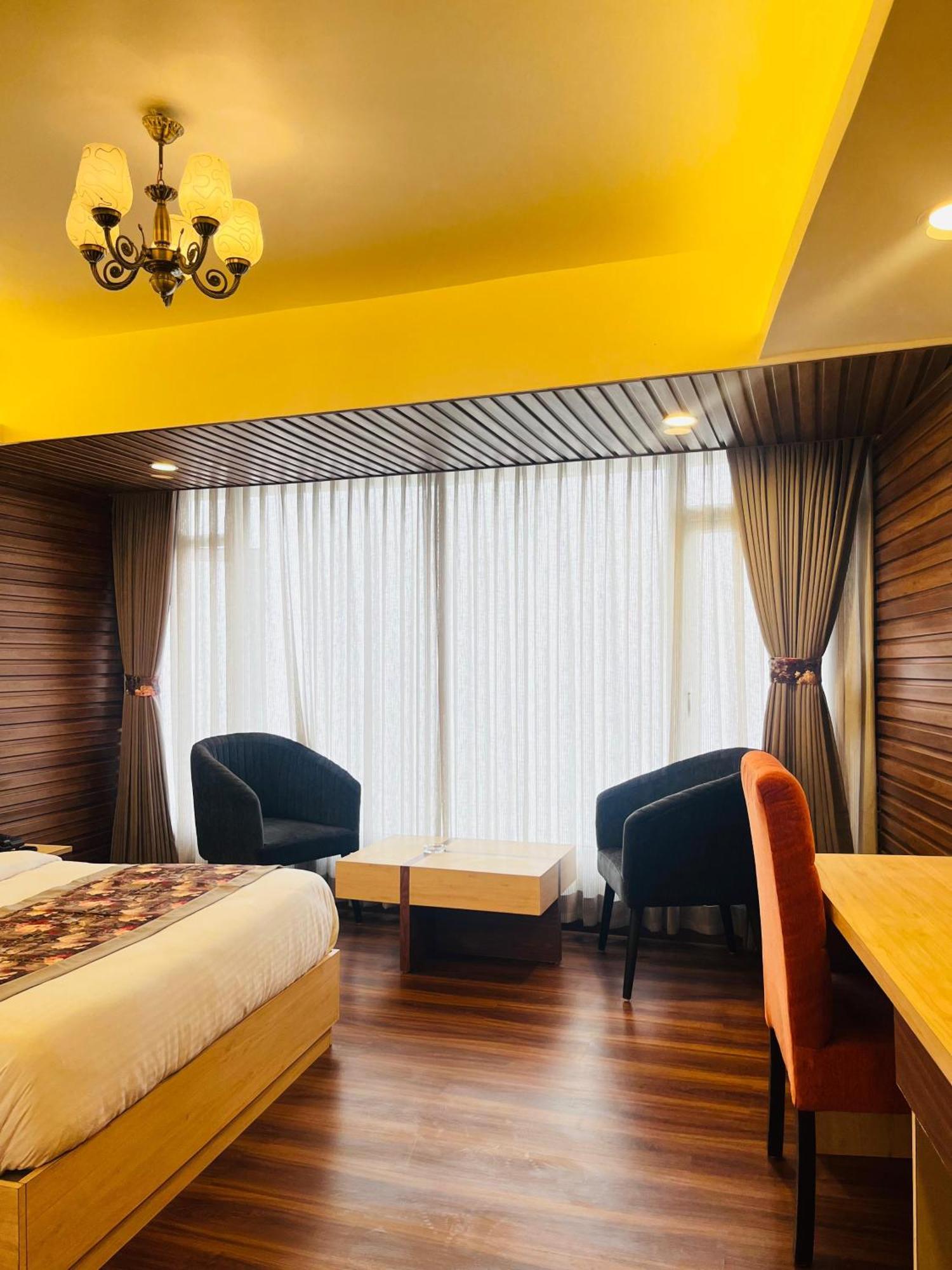 Hotel Luxury At Broadway Boutique Mall Road Chowrasta Near Mahakal Temple