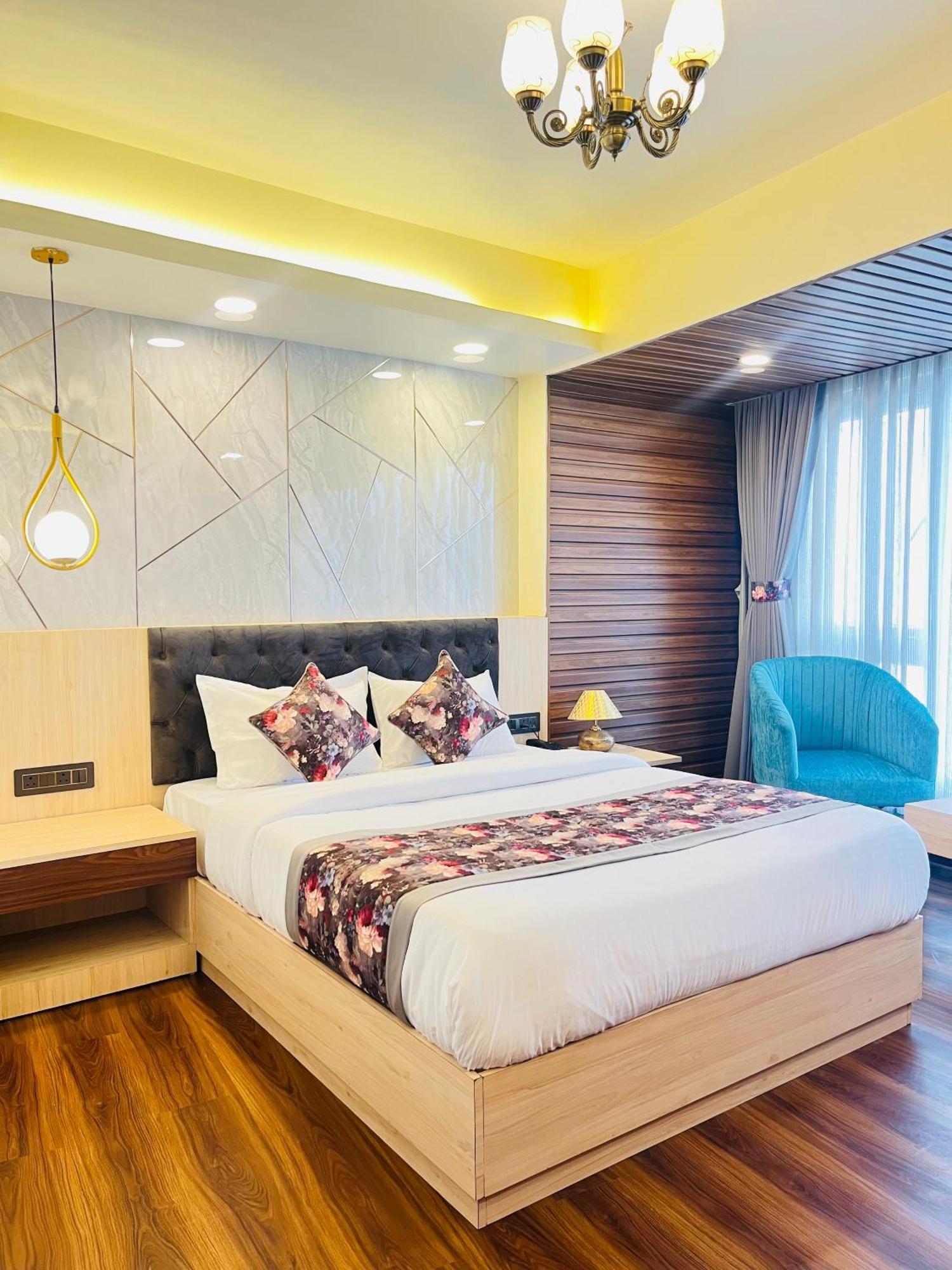 Luxury At Broadway Boutique Mall Road Chowrasta Near Mahakal Temple Hotel 3*
