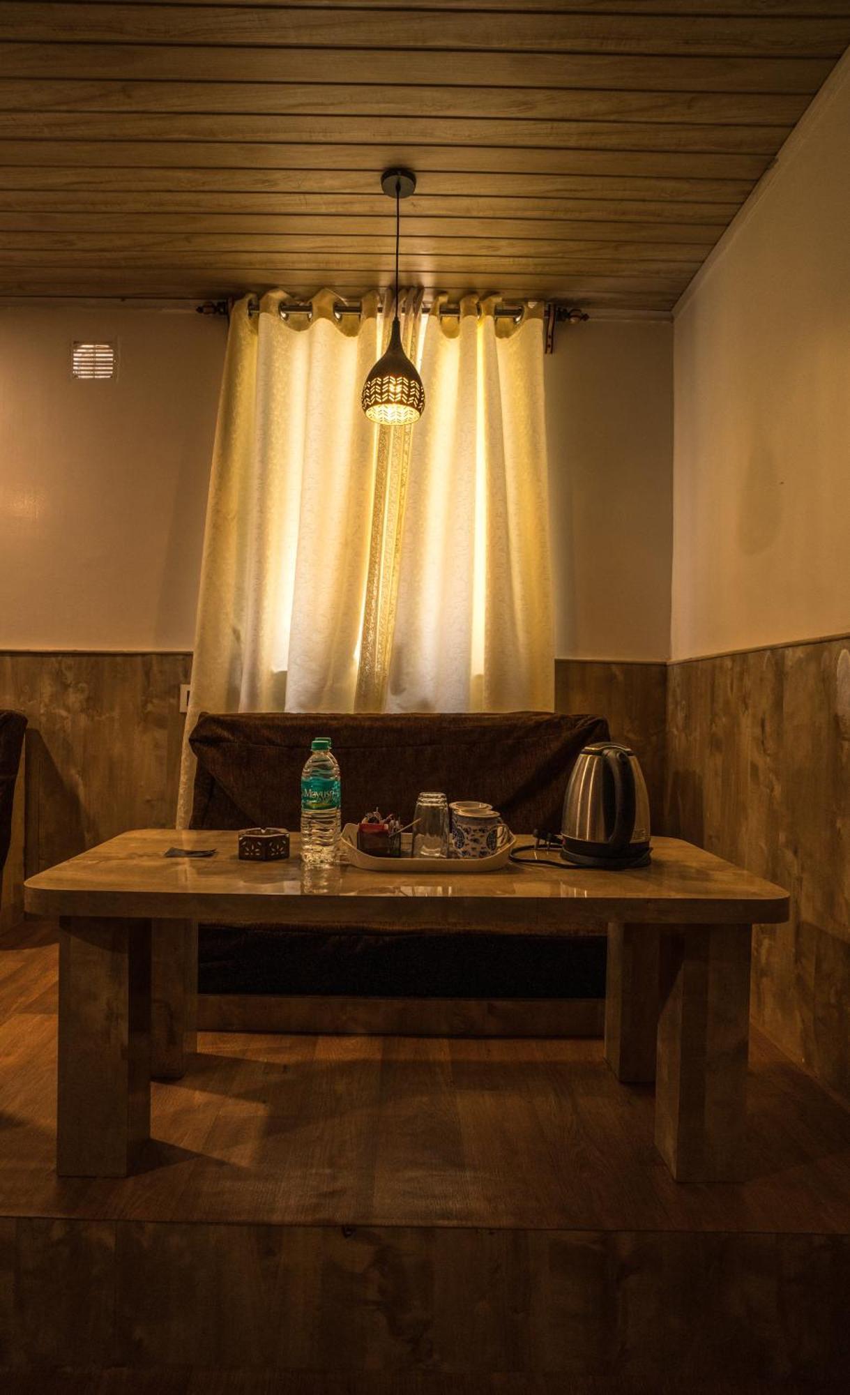 Darjeeling Deluxe Hotel *