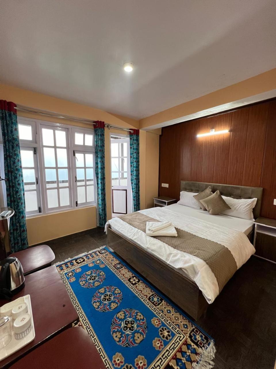 Hill Hotel *