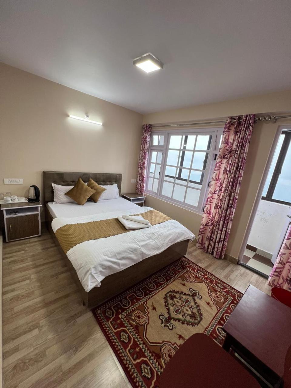 Hill Hotel *