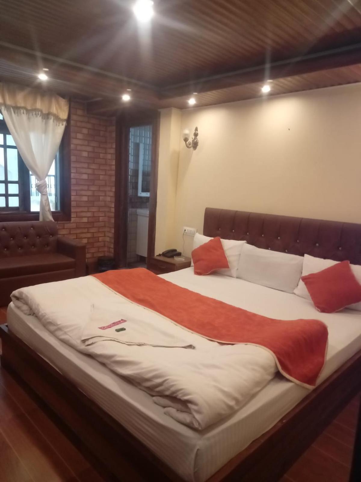 Ratna 3*