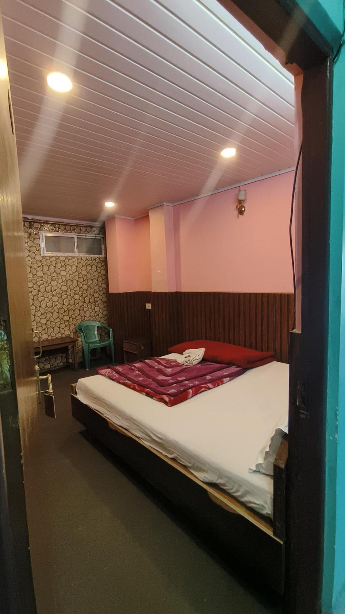 Shree Ram Palace Hotel *