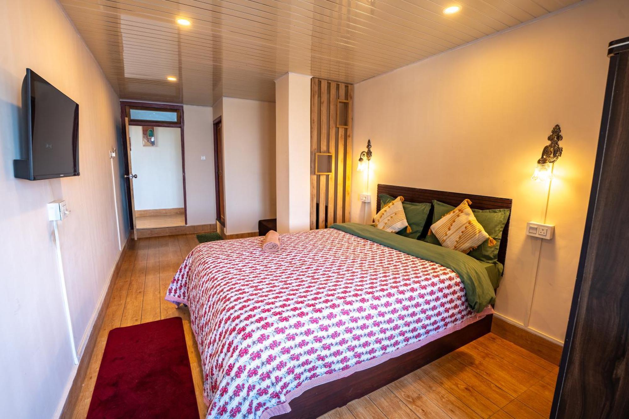 Monratino Himadrie -2 Mins Walk From Mall Road - Have Kanchenjunga Mountain View Bed & Breakfast *