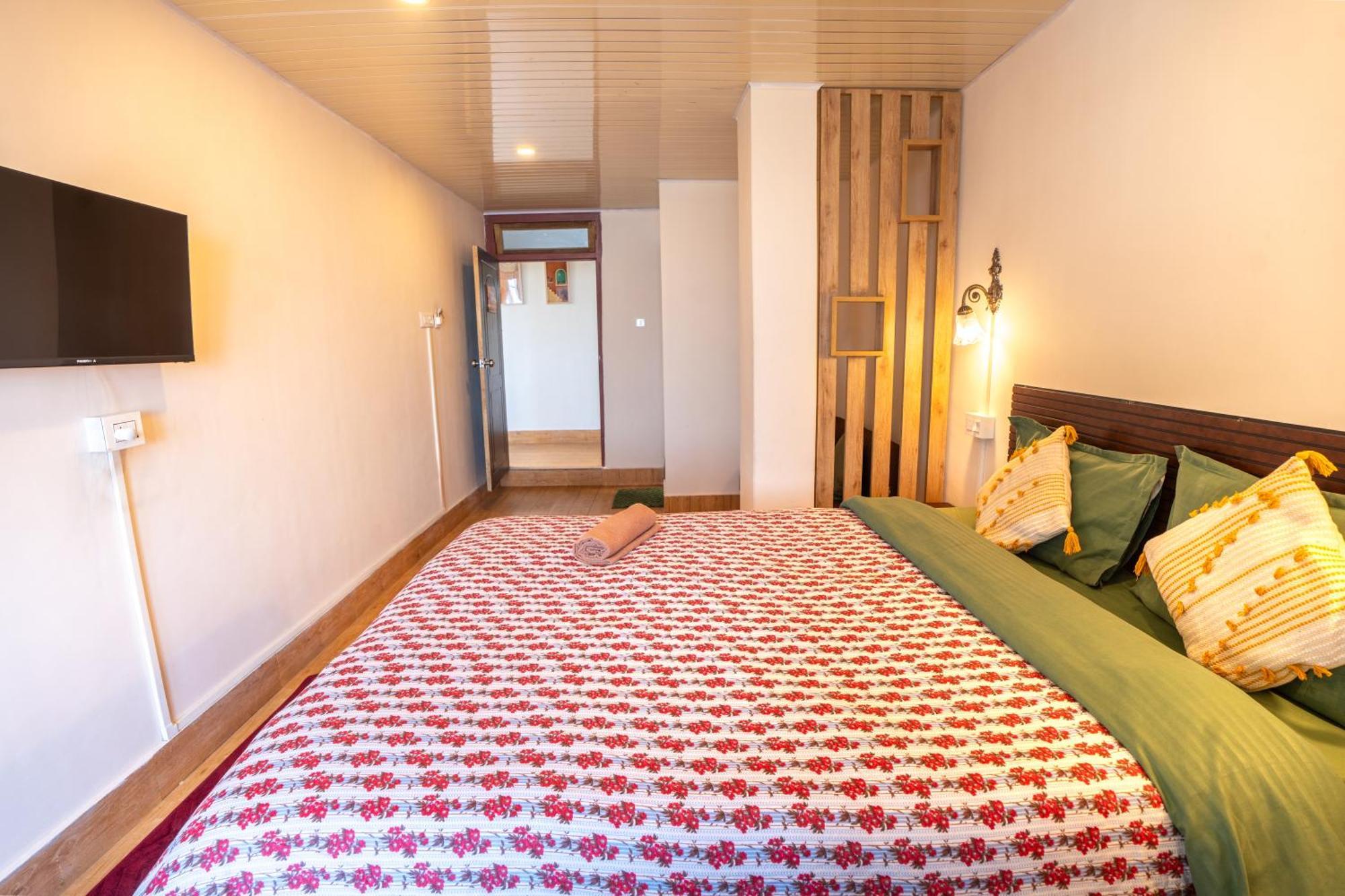 Monratino Himadrie -2 Mins Walk From Mall Road - Have Kanchenjunga Mountain View Bed & Breakfast