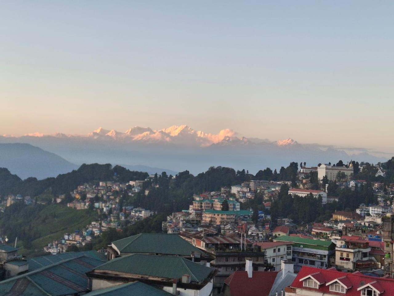 Monratino Himadrie -2 Mins Walk From Mall Road - Have Kanchenjunga Mountain View