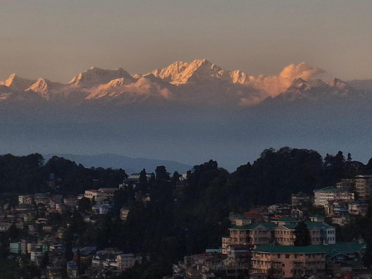 Monratino Himadrie -2 Mins Walk From Mall Road - Have Kanchenjunga Mountain View Bed & Breakfast
