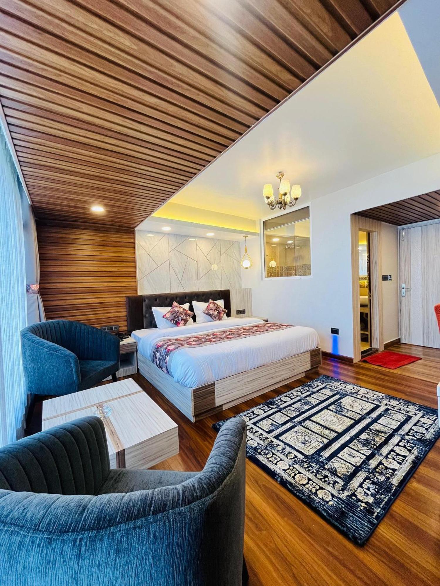 Hotel Luxury At Broadway Boutique Mall Road Chowrasta Near Mahakal Temple Darjeeling (West Bengal)