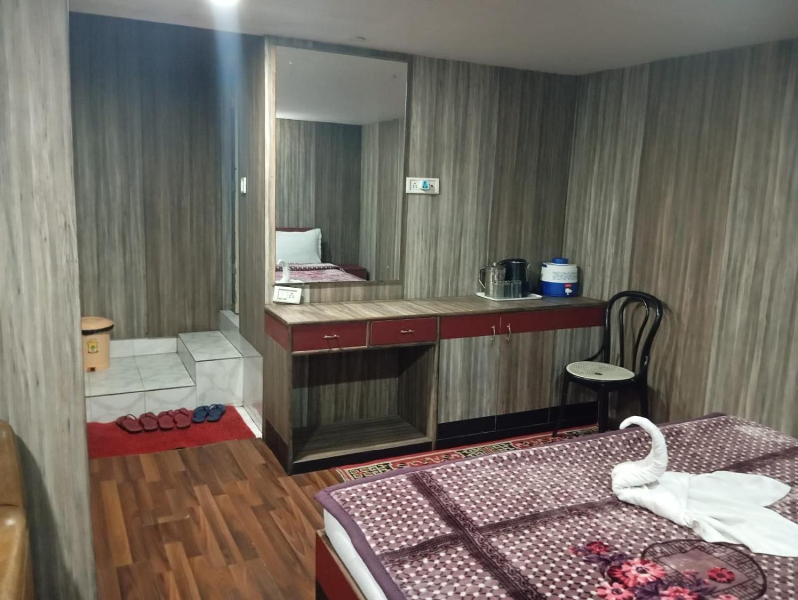 Red Rose Mountain Hotel *
