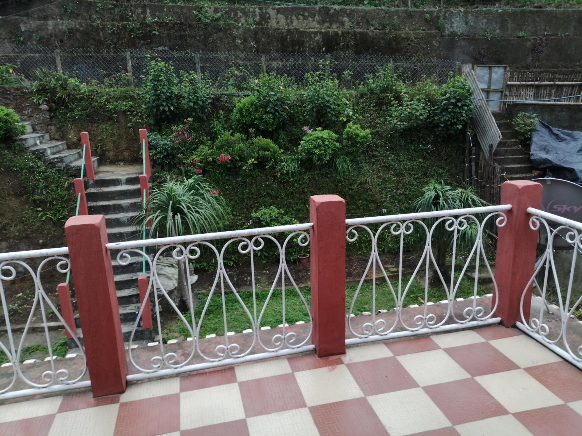 Deepahomestay Gairi Gown