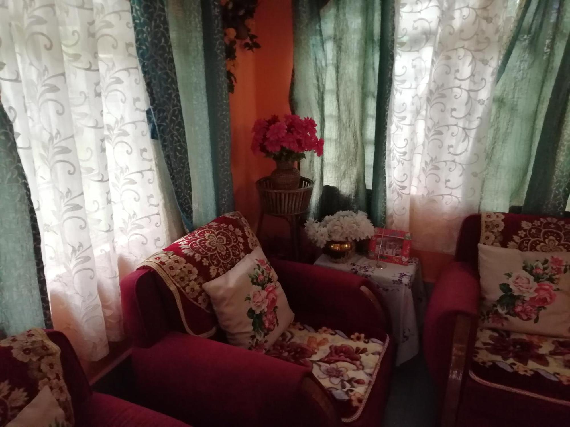Deepahomestay Gairi Gown *