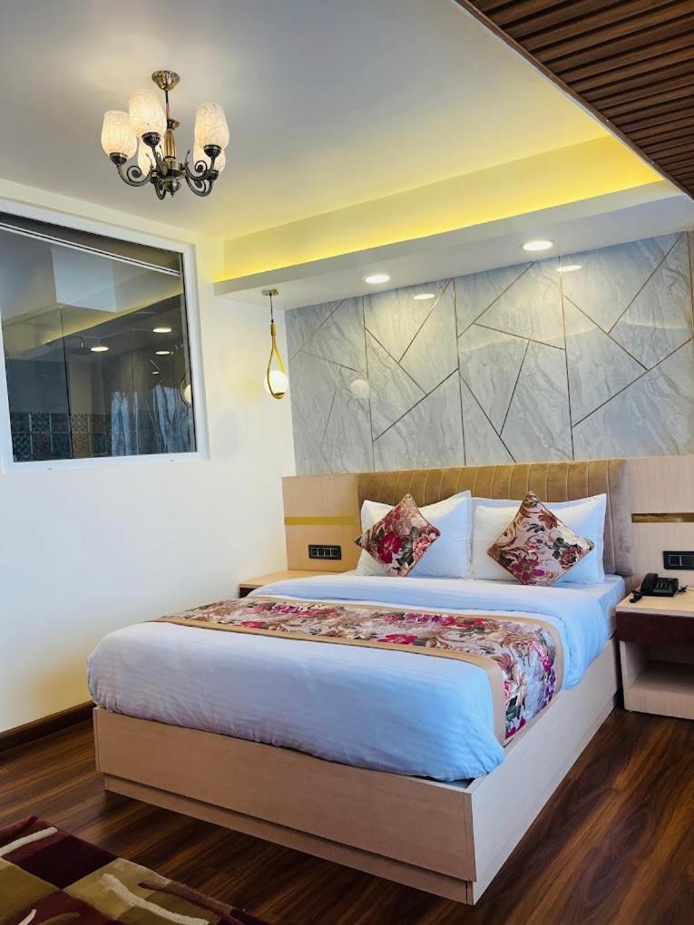 Hotel Broadway Boutique Mall Road Darjeeling - A Premium Luxury With Valley View