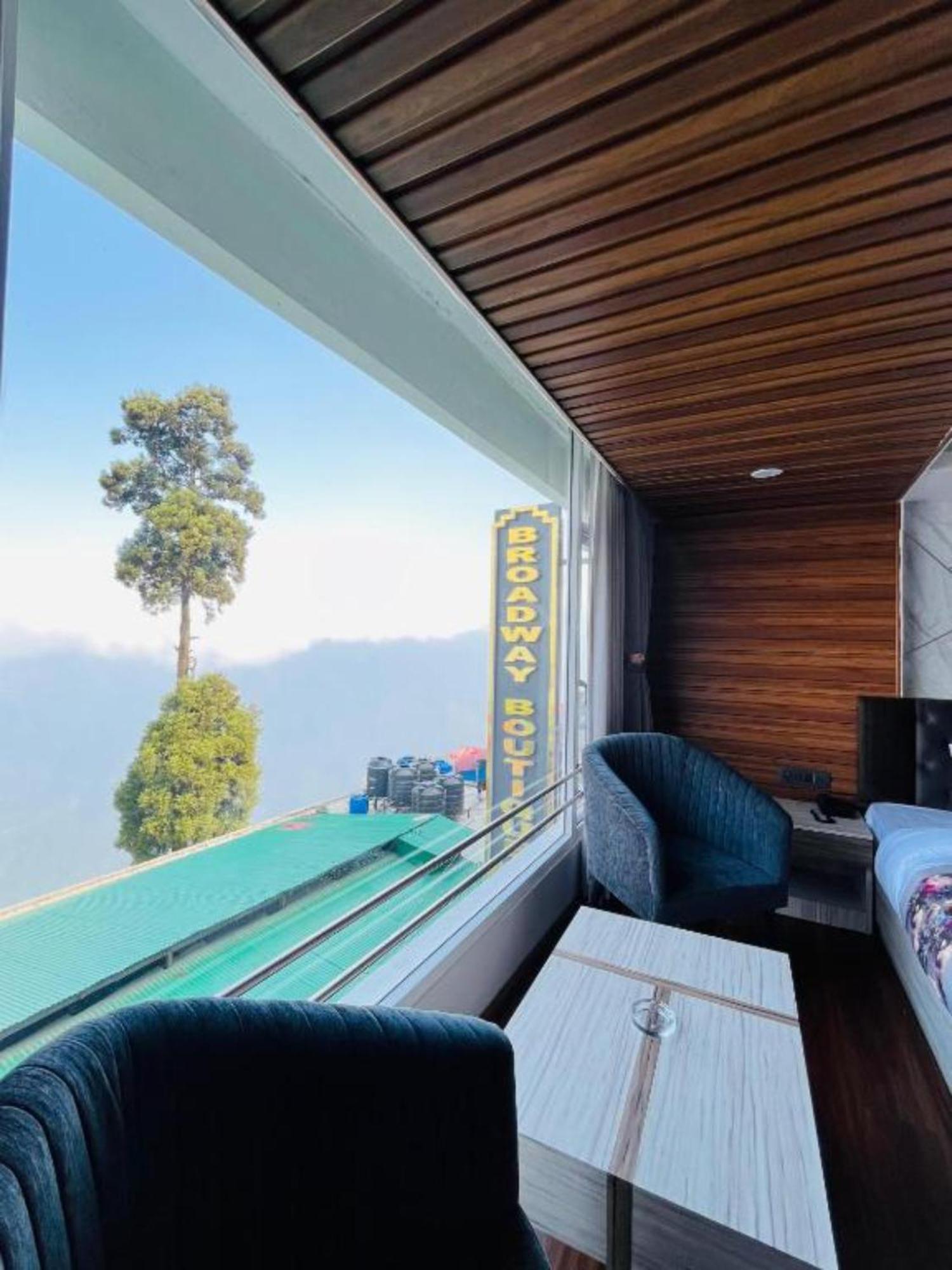 Hotel Broadway Boutique Mall Road Darjeeling - A Premium Luxury With Valley View 4*