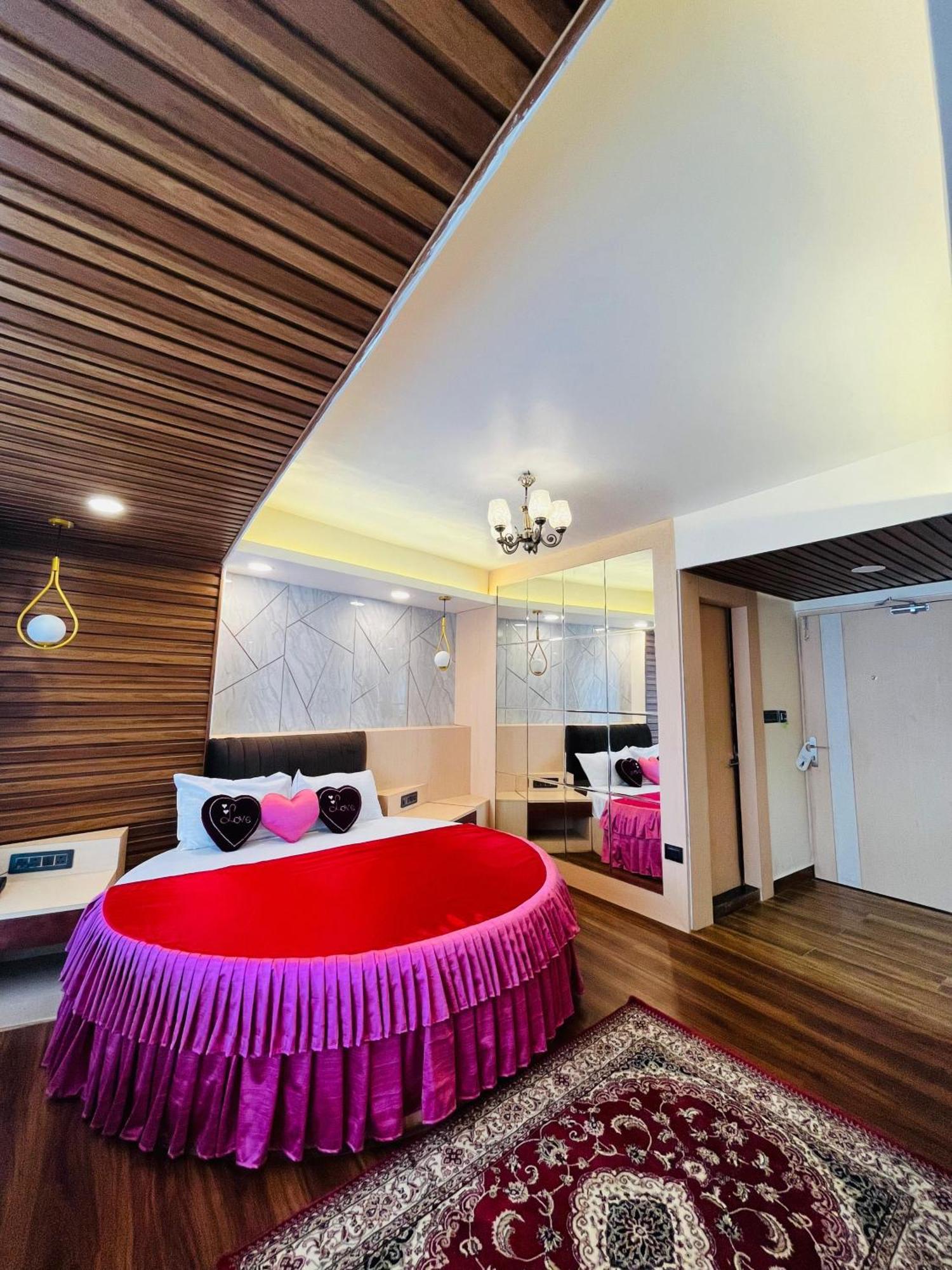 Hotel Broadway Boutique Mall Road Darjeeling - A Premium Luxury With Valley View