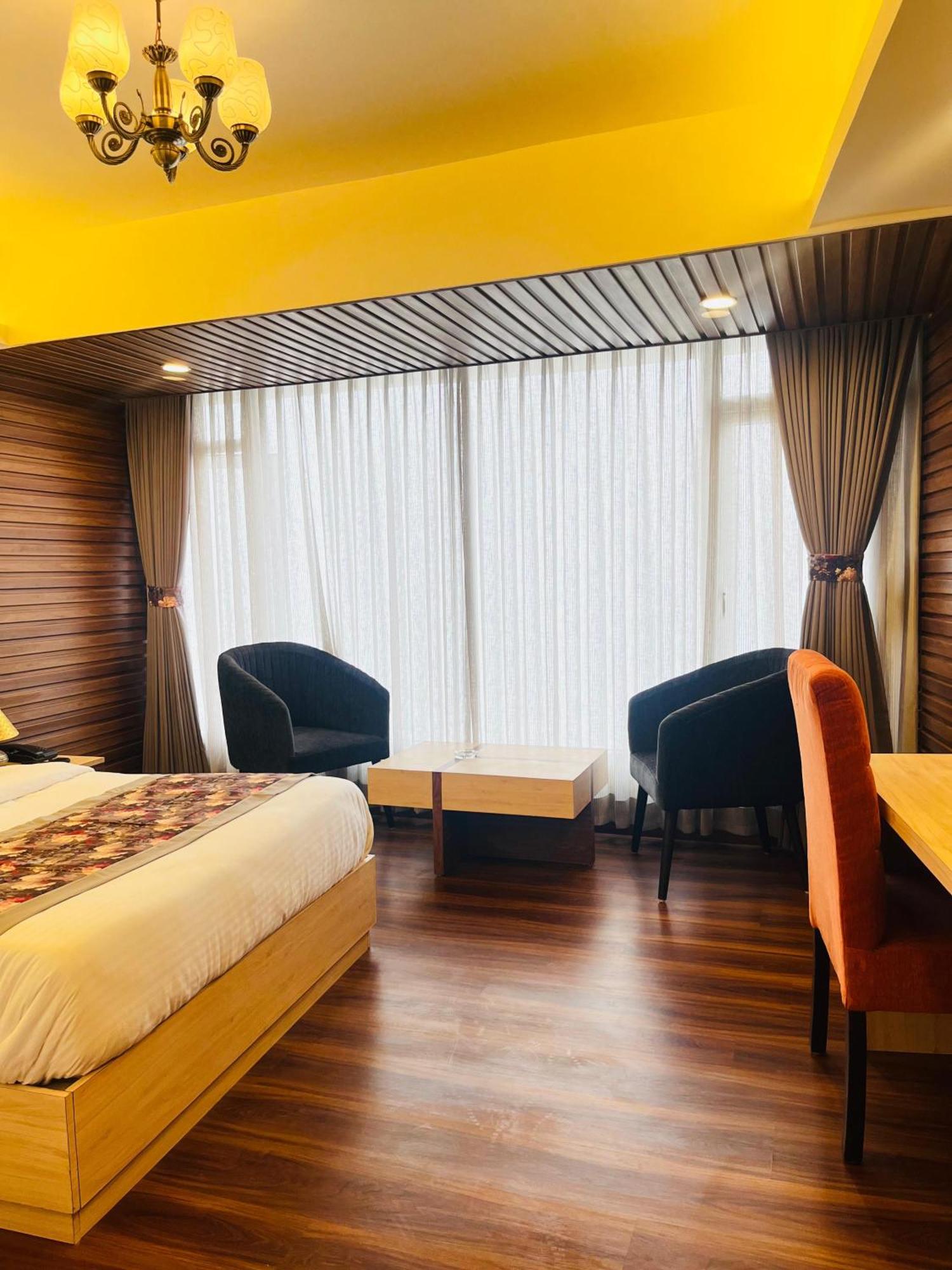 Hotel Broadway Boutique Mall Road Darjeeling - A Premium Luxury With Valley View
