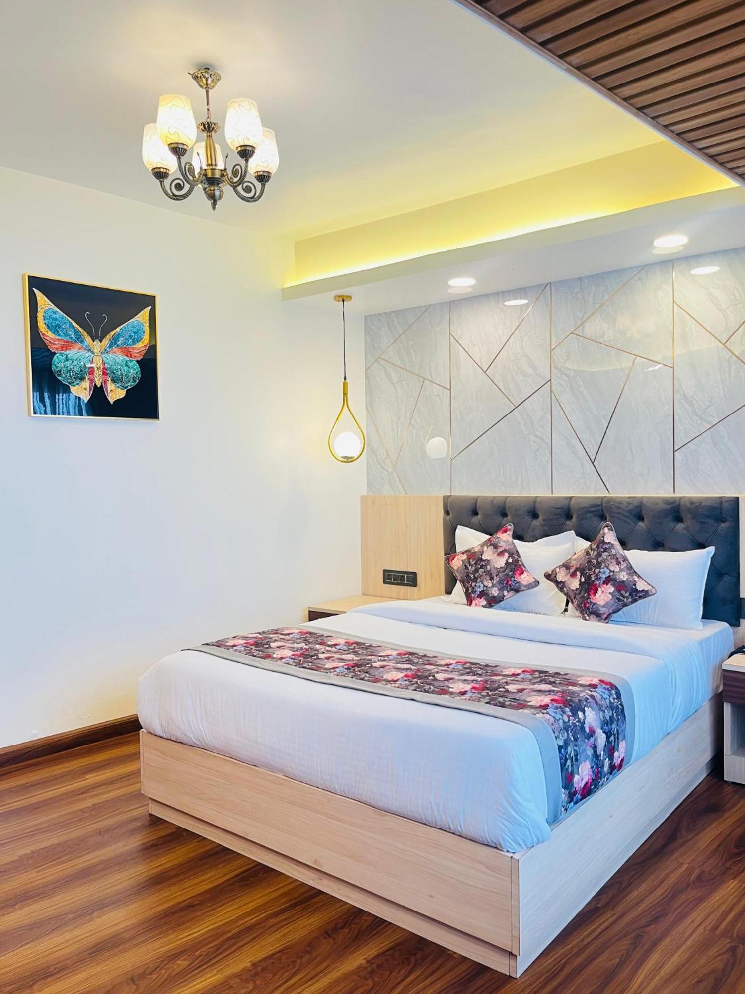 Hotel Broadway Boutique Mall Road Darjeeling - A Premium Luxury With Valley View