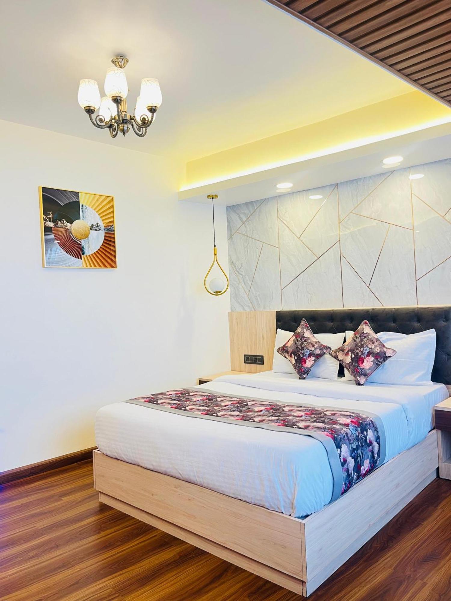 Broadway Boutique Mall Road Darjeeling - A Premium Luxury With Valley View Darjeeling (West Bengal)