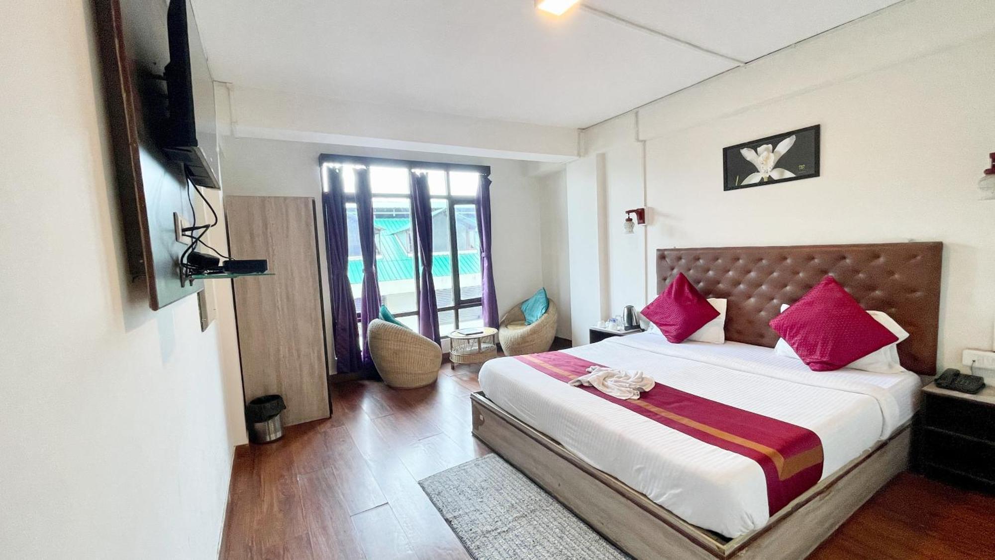 Luxuary Himalayan # Orchid - Restaurant And Free Wi-fi Facilities - Hygiene & Spacious - A Rated In Darjeeling Hotel 3*