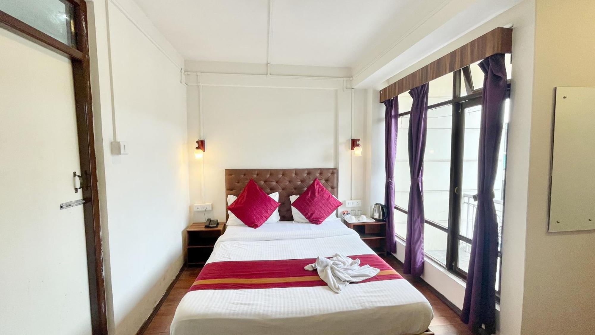 Luxuary Himalayan # Orchid - Restaurant And Free Wi-fi Facilities - Hygiene & Spacious - A Rated In Darjeeling 3*