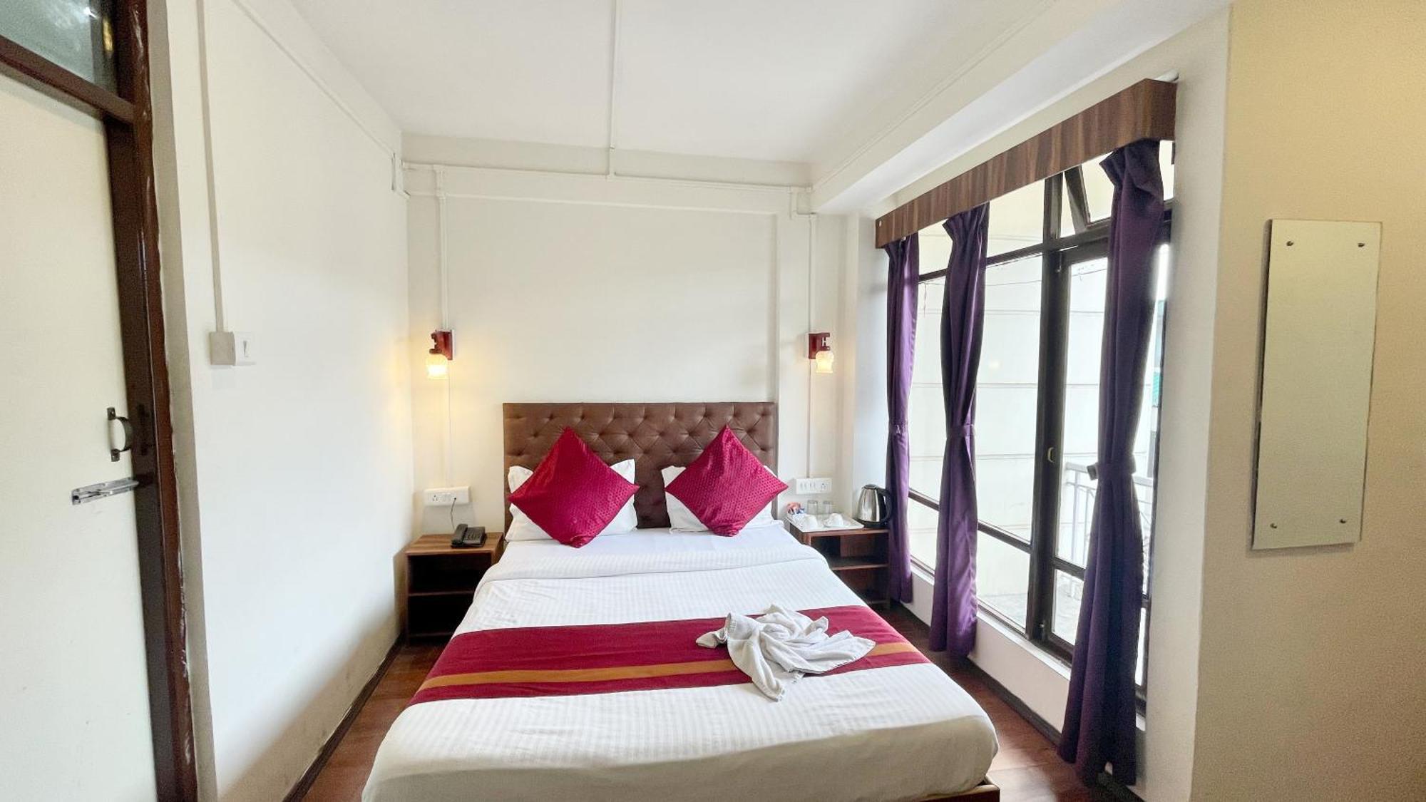 Luxuary Himalayan # Orchid - Restaurant And Free Wi-fi Facilities - Hygiene & Spacious - A Rated In Darjeeling Hotel 3*