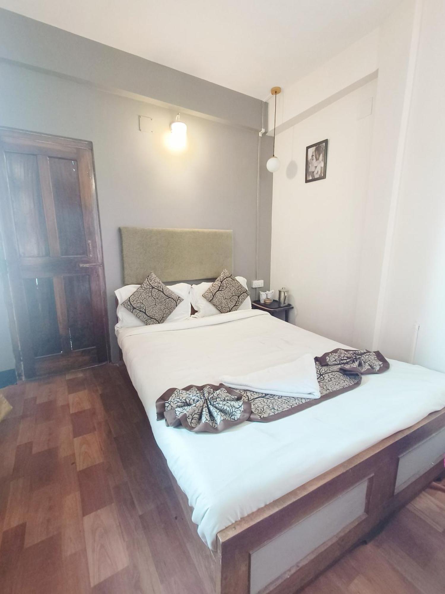 Hotel Sakura Mountain View 10 Mins From Mall Road