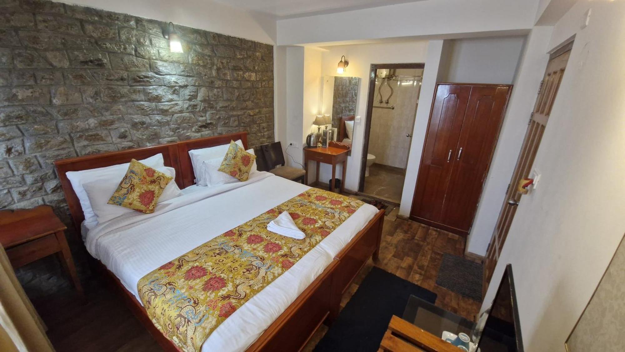 Muscatel Nirvana - At The Mall Road 3* Darjeeling (West Bengal)