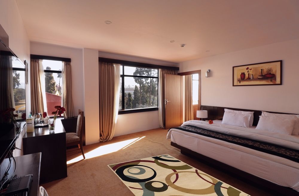 Hotel Pine Tree And Darjeeling (West Bengal)