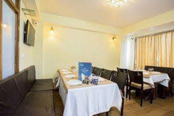 Hotel Oyo Premium Mall Road Near Raj Bhavan Darjeeling 3*