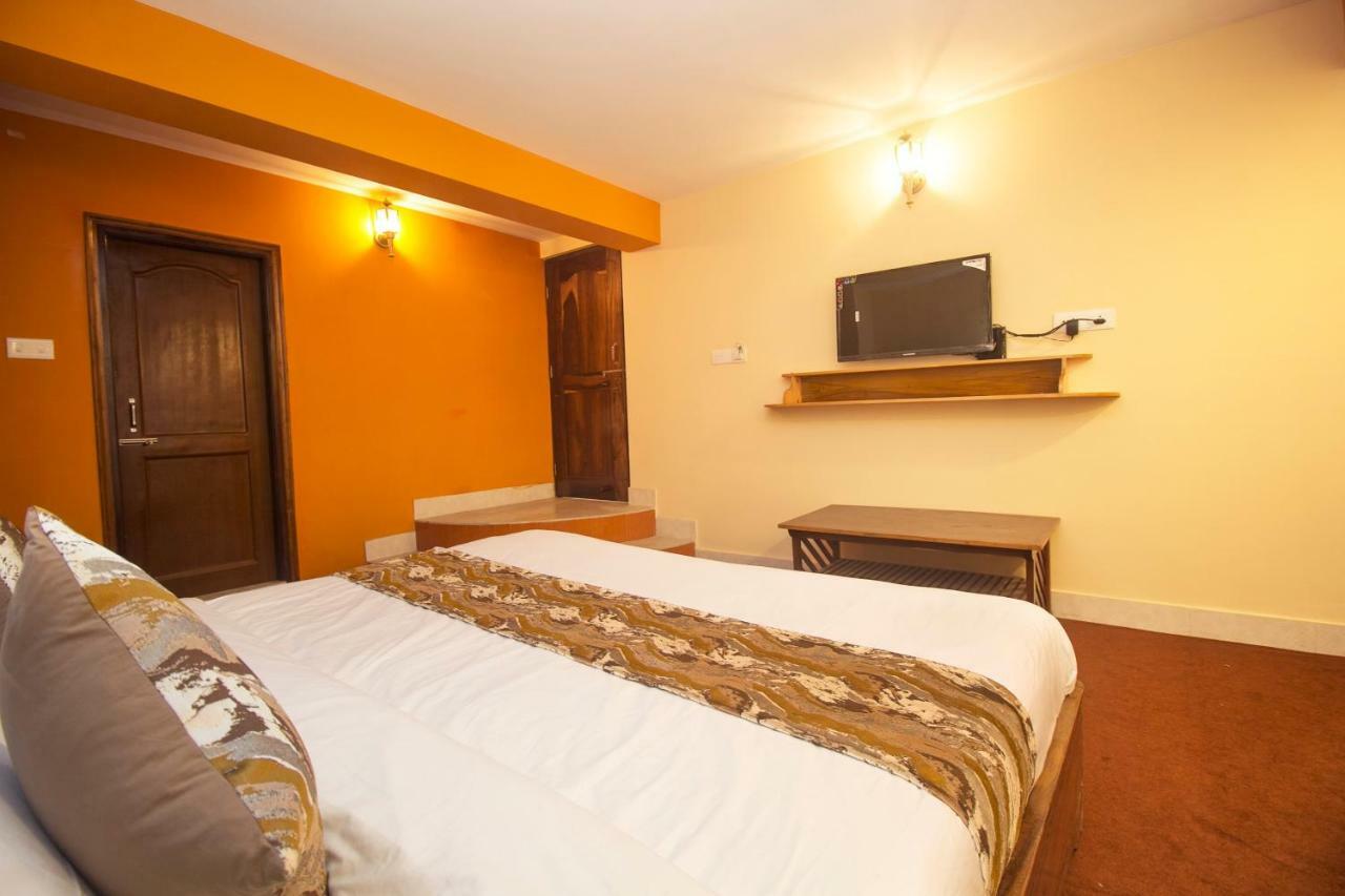 Oyo 12370 Royal Sarava Hotel