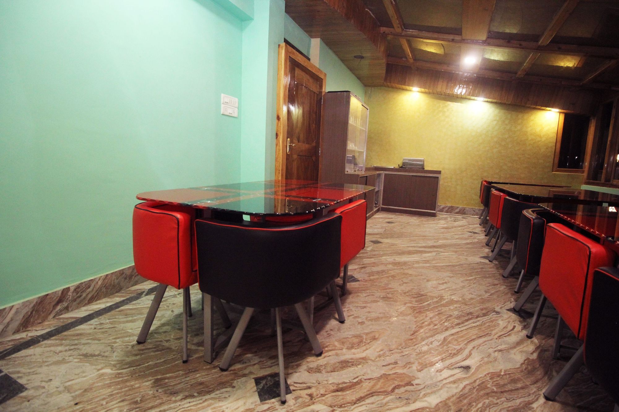Oyo 8186 Mount Royale Hotel 2*