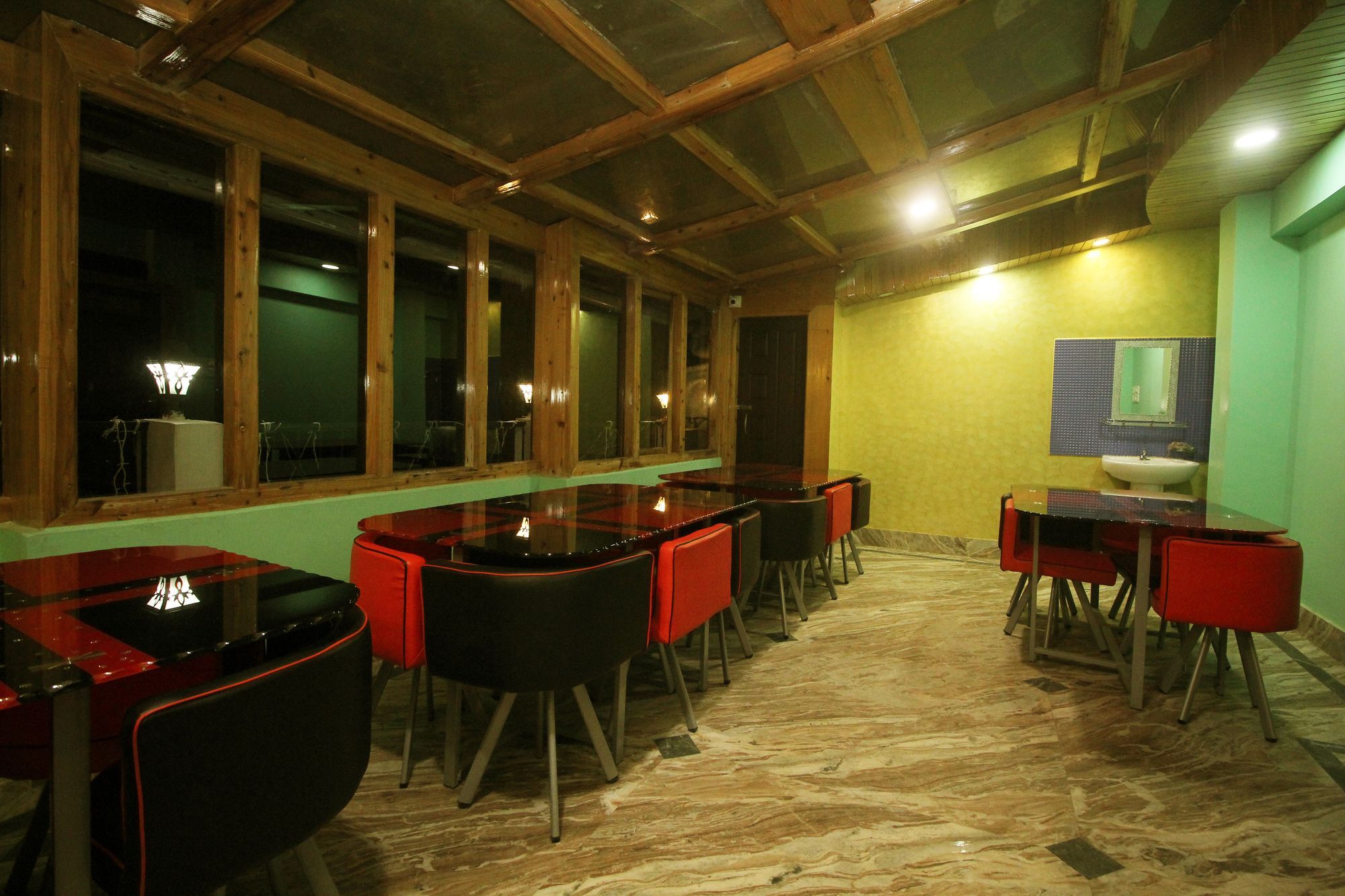 Hotel Oyo 8186 Mount Royale 2*